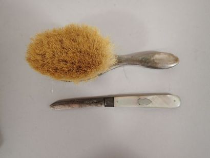 Petit lot en argent comprenant une brosse...