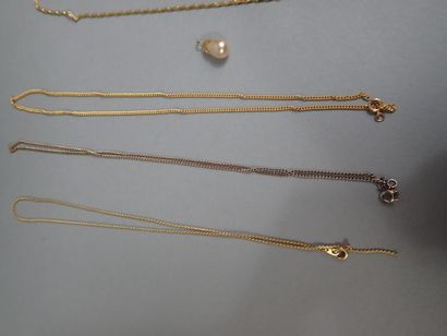 Lot de bijoux fantaisie composé de 3 chaînes...