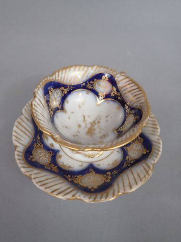 Paris : lot de deux assiettes en porcelaine...