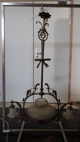 Suspension en bronze, à décor de rubans et...