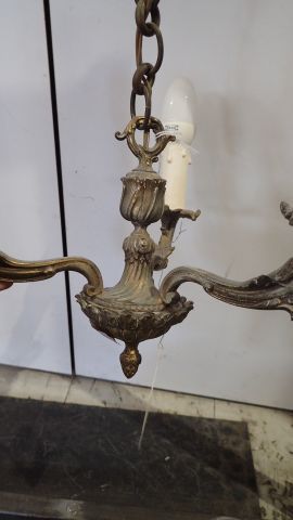 Petit lustre en bronze à trois lumières à...