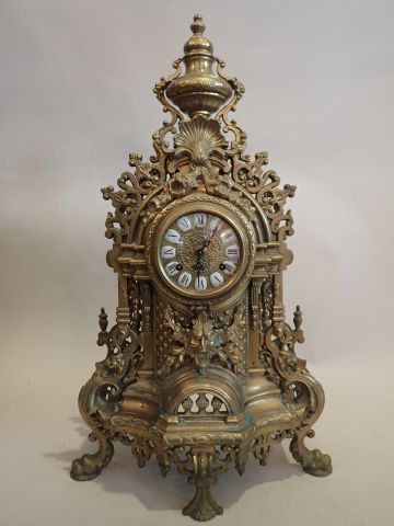Pendule en bronze doré et ciselé à décor...