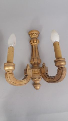 Paire d'appliques en bois doré à deux bras...