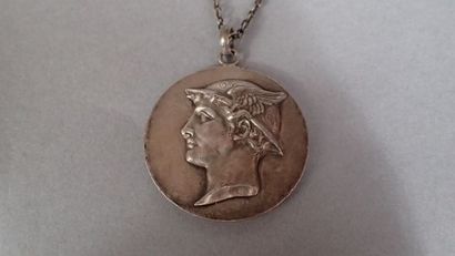 Collier en argent. Pendentif en forme de...