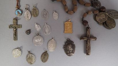 Réunion de médailles miraculeuses, croix...