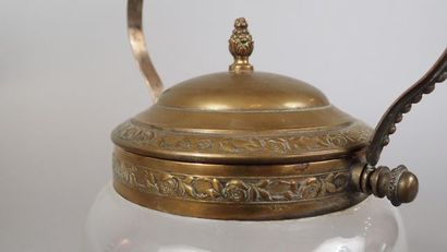 Bonbonnière en verre et métal doré à décor...