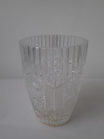 Grand vase en cristal taillé de motifs géométriques.
Travail...