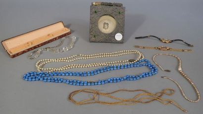 Lot de bijoux fantaisie avec un écrin à bijoux,...