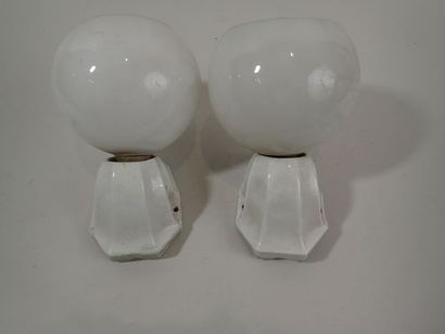Paire d'appliques, les globes en opaline...