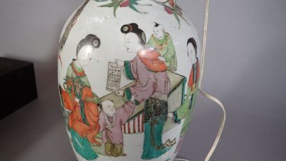 Vase balustre en porcelaine polychrome à...