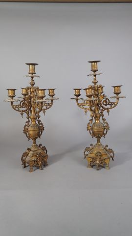 Garniture de cheminée composée d'une pendule...