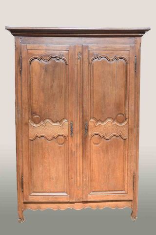 Armoire en chêne mouluré et sculpté reposant...