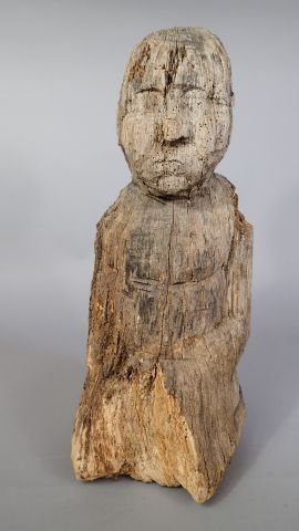 Statue en bois figurant un homme agenouillé...