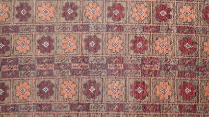 Petit tapis en laine dans les tons orange,...