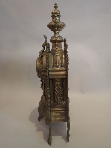 Pendule en bronze doré et ciselé à décor...