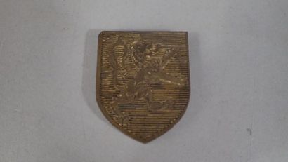 Ecu en bronze ciselé à motif d'un lion couronné...