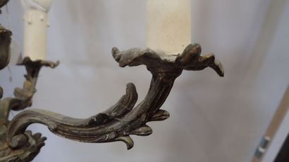 Petit lustre en bronze à trois lumières à...