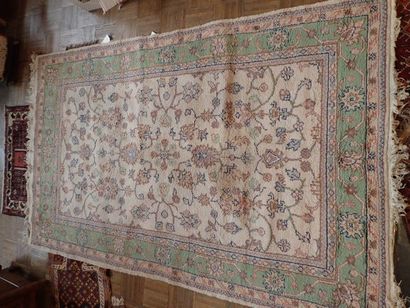 Important tapis en laine nouée à décor polychrome...