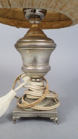 Pied de lampe en métal argenté le fût balustre...