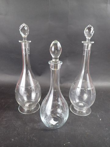 Paire de carafes en verre à décor gravé de...