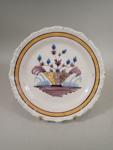Assiette chantournée en faïence à décor jaune,...