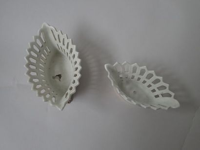 Ensemble de deux petites corbeilles en porcelaine...