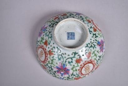 Bol en porcelaine et émaux de la famille...