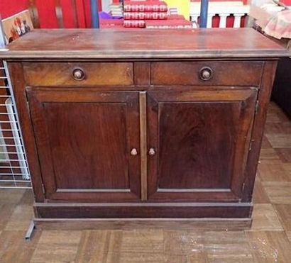 Buffet en noyer ouvrant par deux vantaux...