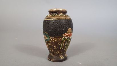 Lot comprenant un petit vase balustre en...