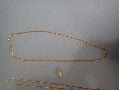 Lot de bijoux fantaisie composé de 3 chaînes...