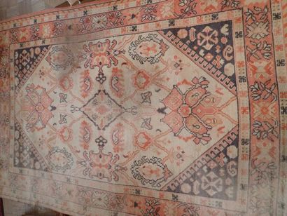 Important tapis en laine nouée à décor polychrome...