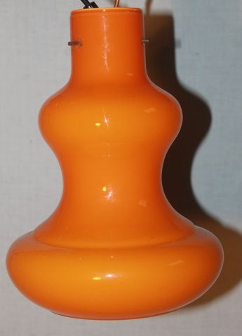 Suspension en opaline orange de forme balustre....