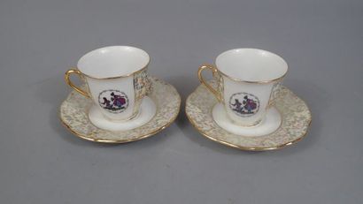 Deux tasses et deux soucoupes à décor d’un...