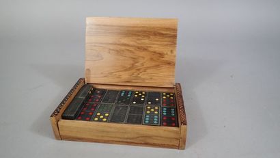 Jeu de dominos en bois noirci à décor d'un...