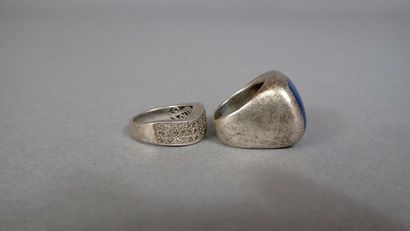 Ensemble de deux bagues en argent. Une sertie...