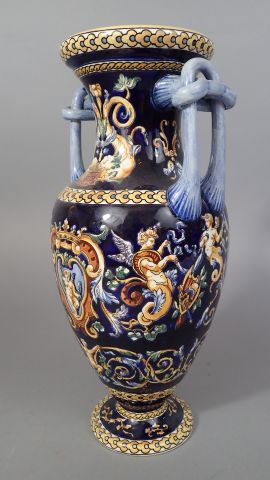 GIEN. Vase balustre en faïence à décor renaissance...