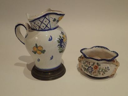 NEVERS, pichet en faïence à décor d'une corbeille...