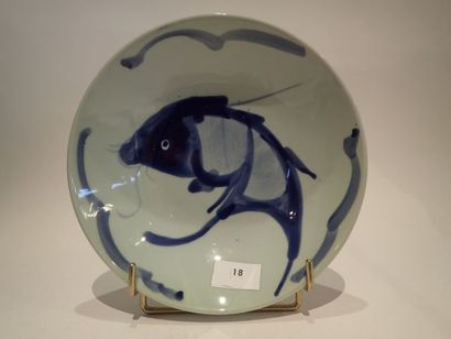 Coupe en porcelaine bleu blanc, à décor d'un...