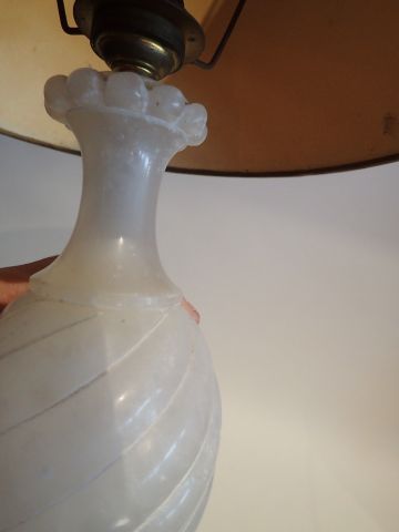 Pied de lampe en albâtre, à décor de godrons...