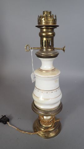 Paire de lampes à pétrole, le fût en porcelaine...