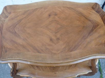 Table à thé en noyer à deux plateaux, l'un...