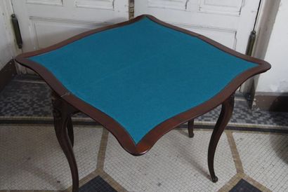 Table de jeu de forme mouvementée en acajou...