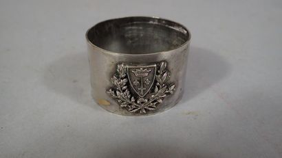 Réunion d'un rond de serviette en métal argenté...