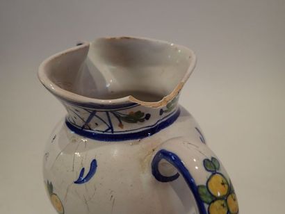 NEVERS, pichet en faïence à décor d'une corbeille...
