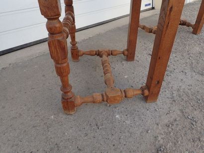 Paire de chaises en bois tourné. Travail...