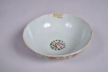 Bol en porcelaine et émaux de la famille...