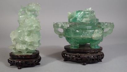 Deux vases couverts en fluorite verte, l’un...
