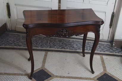 Table de jeu de forme mouvementée en acajou...