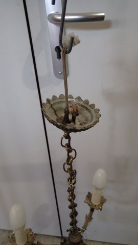 Petit lustre en bronze à trois lumières à...