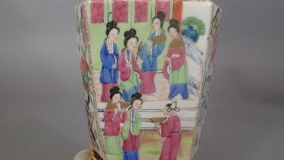 Lot comprenant : un vase balustre en porcelaine...